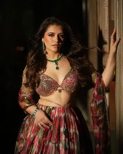 El Más Hermoso Lehenga Choli de Seda de Moda para Fiestas de Invierno con Estampado Floral - Product Image 1