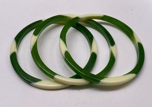 Bracelet jonc élégant en résine acrylique verte et blanche, classique et stylé, bijou unisexe tendance pour anniversaire ou soirée, idéal pour femme - Product Image 5