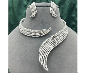 Elegante Juego de Gargantilla y Aretes de Latón Plateado con Circonitas de la Mejor Calidad, para Regalo de Compromiso o Boda para Mujer - Product Image 1