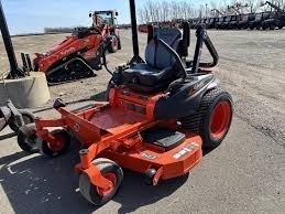 Tracteur de jardin Cub Cadet rouge 4x4 à transmission par engrenages 25 CV, niveau de sécurité élevé - Product Image 3