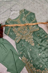 Tenue ethnique indienne de créateur : haut en soie brodé et orné de sequins, pantalon en soie butter et dupatta en tulle papillon - Product Image 4
