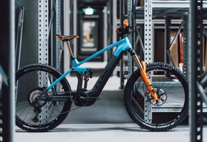 Bicicleta Eléctrica de Montaña Cub-e Stereo Hybrid 160 HPC Actionteam 750 de 27.5 Pulgadas con Doble Suspensión - Product Image 3