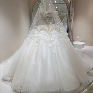 Robe de mariée moderne DW0199 vintage sans bretelles, couleur ivoire, avec fleurs 3D, traîne chapelle, dentelle et appliques de cristaux - Product Image 1