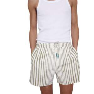 กางเกงว่ายน้ำสตริเปอร์สีเขียวมีสายรัดกระเป๋าหลังรูปตัววีแถบสีสดใสและความสบายน้ำหนักเบาสำหรับทุกกิจกรรม - Product Image 4