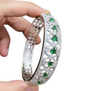 Bracelet élégant en acier inoxydable plaqué or 18 carats pour homme, bijoux résistant à la rouille et à l'eau pour femme, bracelets tendance - Product Image 1