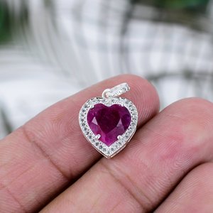 Pendentif artisanal en argent sterling 925 de qualité supérieure, véritable rubis, finition polie, tendance, forme cœur, pour femme - Product Image 1