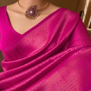 ผ้าไหมสีชมพูพร้อมขอบปักดิ้นทอง ชุดแต่งงานแบบดั้งเดิมของอินเดียสำหรับผู้หญิง - Product Image 1
