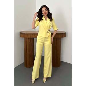 Conjunto de Chaqueta y Pantalones Amarillos con Hebilla Individual para Mujer, Marca Elisa Fashion - Product Image 2