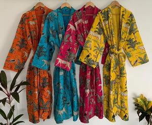 Bata de Baño Kantha Azul Oscuro con Diseño Floral Hecha a Mano, 100% Algodón, Kimono Tradicional Indio para Otoño, Verano y Primavera - Product Image 5