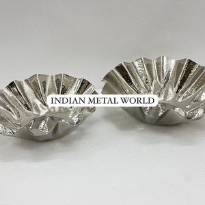 Great Quality Silver Polished Metal Chocolate Bowl Modern Decorative Chocolate Bowl Serving <b>Sweets</b> Candies For Hotel Supply - Product Image 3