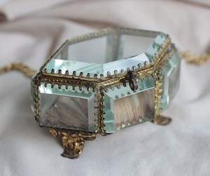 Caja de joyería de metal grabada a mano con motivos impresionantes, accesorio de lujo para uso personal o como un regalo único. - Product Image 4