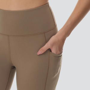 กางเกงโยคะเอวสูงสำหรับผู้หญิง ระบายอากาศได้ดี ทรงขาบาน ไร้ตะเข็บ ยืดหยุ่น กระชับสัดส่วน  รับสกรีนโลโก้ ลายสก็อต ควบคุมหน้าท้อง กางเกงออกกำลังกาย - Product Image 6