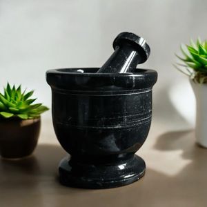 สากและปูนหินอ่อนอินเดีย (Hamam dasta) จากผู้ขายเครื่องมือขัดสมุนไพรและเครื่องเทศสีดำ