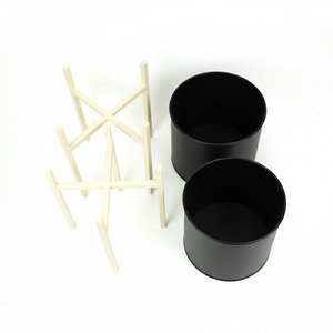 Support de plantes en bois de bambou de qualité supérieure avec des jardinières en métal de couleur crème, lot de 3, décoration intérieure et extérieure, présentoir au sol en vente - Product Image 6