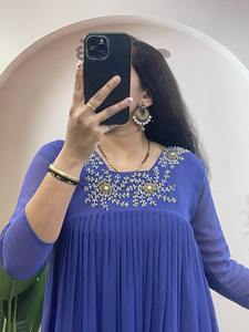 Kurti de Diseño para Mujer en Georgette con Pantalón a Juego y Dupatta de Micro Algodón, en Existencia, Hecho en India - Product Image 4