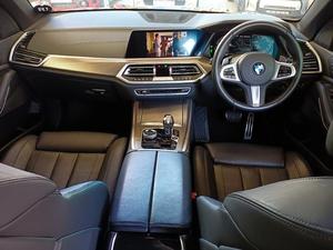 BMWW X5 M50i 2022, 8 cylindres, boîte automatique 6 vitesses, SUV d'occasion, conduite à droite/à gauche, intérieur foncé, sièges en cuir, toit ouvrant, caméra de recul, pneus R17 - Product Image 2