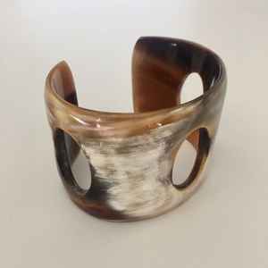 2024 nuevos brazaletes de cuerno de búfalo Natural para mujer y uso de color único de alta calidad para fiesta de mujer y Wending de - Product Image 1