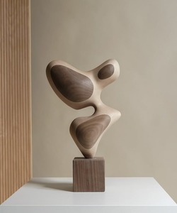 Gran escultura abstracta de madera para vestíbulos de hoteles y galerías de arte que mejora el atractivo visual de los interiores - Product Image 1