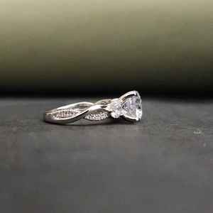 Magnifique bague de fiançailles unisexe en acier inoxydable plaqué or 14 carats avec trois pierres de moissanite taille ronde certifiées IGI, tendance et élégante - Product Image 5