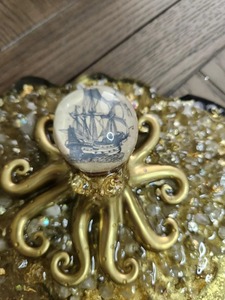 Plateau en résine de qualité supérieure en or avec bords noirs et bouton central Plateau rond élégant pour décoration de cuisine et cadeaux - Product Image 2