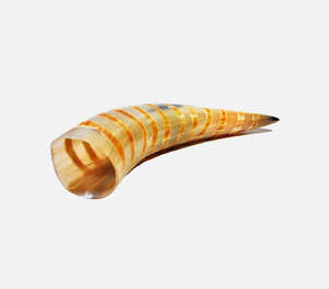 Auténtico Cuerno Vikingo Hecho a Mano con Tono de Miel Natural, con Relieves Decorativos Tallados a Mano, Estilo Nórdico Tradicional - Product Image 6