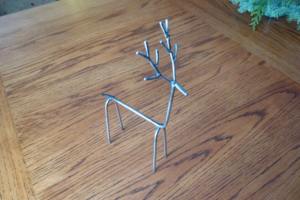 Decoración de mesa de Reno plateado abstracto | Una figurita de metal pequeña y moderna para una estantería, escritorio o bandeja escalonada - Product Image 4