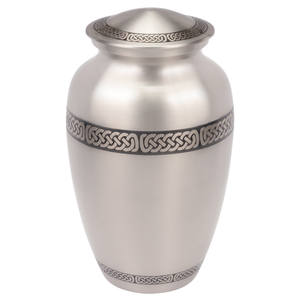 Urna Funeraria de Latón Hecha a Mano con Grabado de Banda Celta, Venta al por Mayor, Urna Conmemorativa Grande para Cenizas Humanas para Entierro - Product Image 1