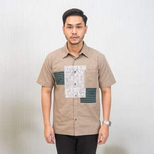 Camisa de manga corta Mocha hecha a mano de Indonesia de la mejor calidad para verano Características Bolsillo asimétrico de retazos de contraste abstracto - Product Image 6