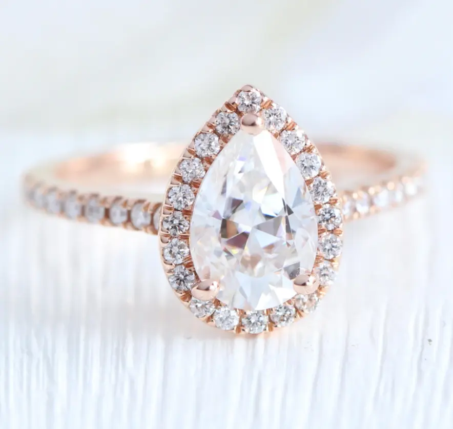 Kỷ niệm tình yêu của bạn với nhẫn Solitaire đính hôn tinh tế của chúng tôi với kim cương moissanite vàng hồng 14 KT trong thiết kế tùy chỉnh