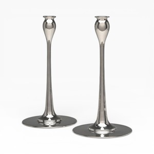 Candelabro Artístico de Metal Plateado con Detalle Esférico para una Decoración del Hogar Única - Product Image 3