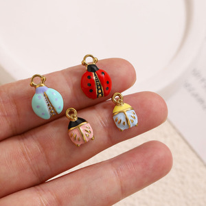 จี้แมลงเต่าทองเคลือบเงา |   จี้รูปแมลงเต่าทองหลากสี ชุบทอง 18K PVD บนสแตนเลสสตีล กันน้ำ ป้องกันการแพ้ ไม่หมองคล้ำ - Product Image 5