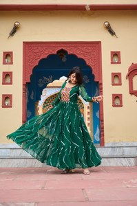 Vestido largo Kurti de seda elegante de diseñador Navratri indio para mujer, trabajo de espejo, borde de encaje, ropa de fiesta de estilo pakistaní indio - Product Image 3