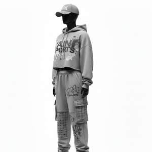 Conjunto de sudadera corta de felpa suave de algodón y poliéster de 240 GSM y pantalón cargo con paneles texturizados grises y logo serigrafiado para mujer - Product Image 5