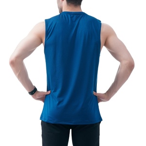 Camiseta sin mangas de gimnasio para hombre personalizada al por mayor, ropa deportiva ligera con decoración de insignias, estilo camiseta personalizada - Product Image 5