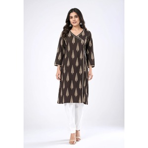 Mejora tu Atuendo Diario con esta Blusa Kurta de Algodón Popelín Estampado Negro para Mujer, con Cuello Barco y Manga Tres Cuartos - Product Image 1
