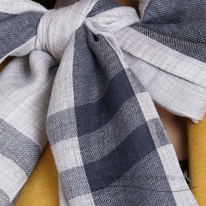 Stile parisiano Inspiree da donna lana stola Block strisce Design morbido grigio e bianco 90% lana 10% seta per Boutique store - Product Image 6