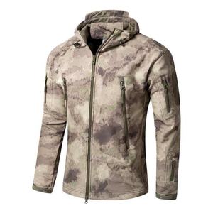 Veste de chasse avancée avec des caractéristiques imperméables et coupe-vent et un imprimé camouflage durable conçu pour une utilisation tout-terrain - Product Image 6