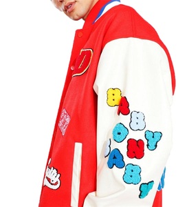 Veste de baseball unisexe personnalisée OEM Bomber universitaire en laine d'hiver écusson de broderie plat en chenille manches en cuir tissu léger rouge - Product Image 4