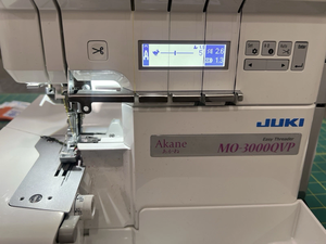 Machine à coudre Juki MO-3000QVP Sergéuse avec enfileur facile et écran LCD portable - Product Image 1