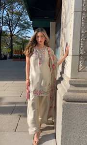 Conjunto de Salwar Kameez de 3 Piezas para Mujer, en Crepé Francés Premium de RADHE EXPORT, Color Blanco, Bordado Intenso, Mangas con Diseño Moderno - Product Image 2