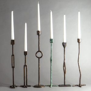 Bougeoir en métal bronze antique avec bras incurvés et finition riche construit pour les cabines rustiques ou les salles à manger formelles classiques - Product Image 4