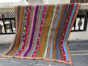 Vente en gros de courtepointe Kantha indienne vintage de haute qualité et authentique fabriquée à partir de saris vintage recyclés - Product Image 2