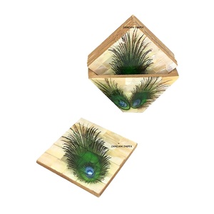 Ensemble de sous-verres incrustés de nacre peints à la main avec un design élégant de plumes de paon pour la décoration de maison et de table de luxe - Product Image 3