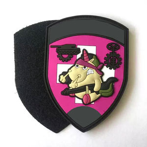 Patchs en caoutchouc avec bordure adhésive de merrow donnant une esthétique robuste et une marque unique pour les vêtements décontractés ou de mode de rue - Product Image 2