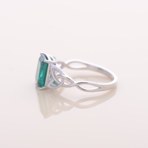 Anillo de oro blanco y amarillo de 14 quilates con esmeralda verde de 2 quilates tallada en esmeralda, diseño de nudo celta y tallo dividido - Product Image 3
