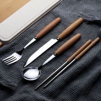 Ensemble de couverts en bois et en acier au design moderne et abordable avec des finitions de qualité supérieure pour des repas élégants à la maison