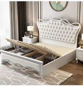 Cama tradicional blanca tapizada con cabecero capitoné y listones de madera - Product Image 1