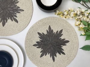 แผ่นรองจานปักลายหรูหรา ทำมือ ลายเรียบง่าย เป็นมิตรกับสิ่งแวดล้อม ประดับด้วยลูกปัด สไตล์อินเดีย ปรับแต่งได้ สำหรับงานแต่งงาน งานเลี้ยงที่บ้าน - Product Image 4