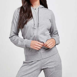 Nuevo y elegante chándal con logotipo personalizado, Tops cortos con hombros caídos, sudaderas con capucha y chándal para correr, conjunto de 2 piezas, chándales para mujer - Product Image 4