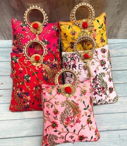 Assortiment de sacs à main à bandoulière imprimés Emboriderd Patola pour femmes cadeau de faveur de mariage - Product Image 4